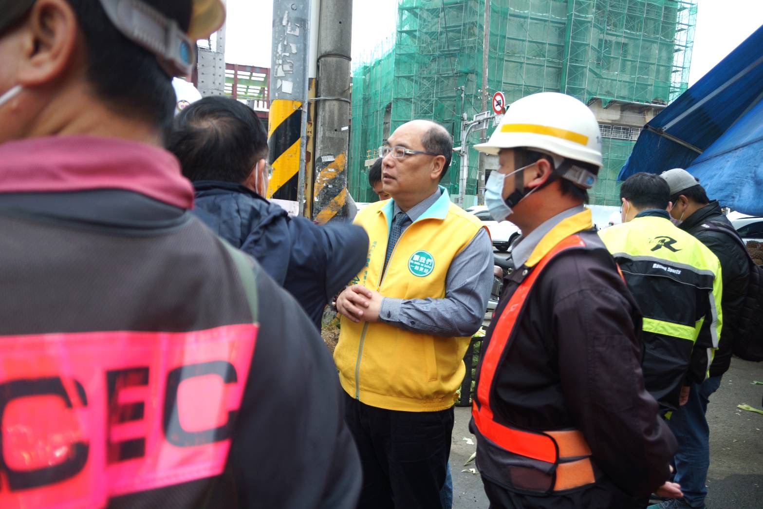 桃園巿議員劉勝全(中)為改善蘆竹區中正北路段及鄰近桃園交流道系統交通壅塞問題多方奔走。(記者宋紹誠翻攝)