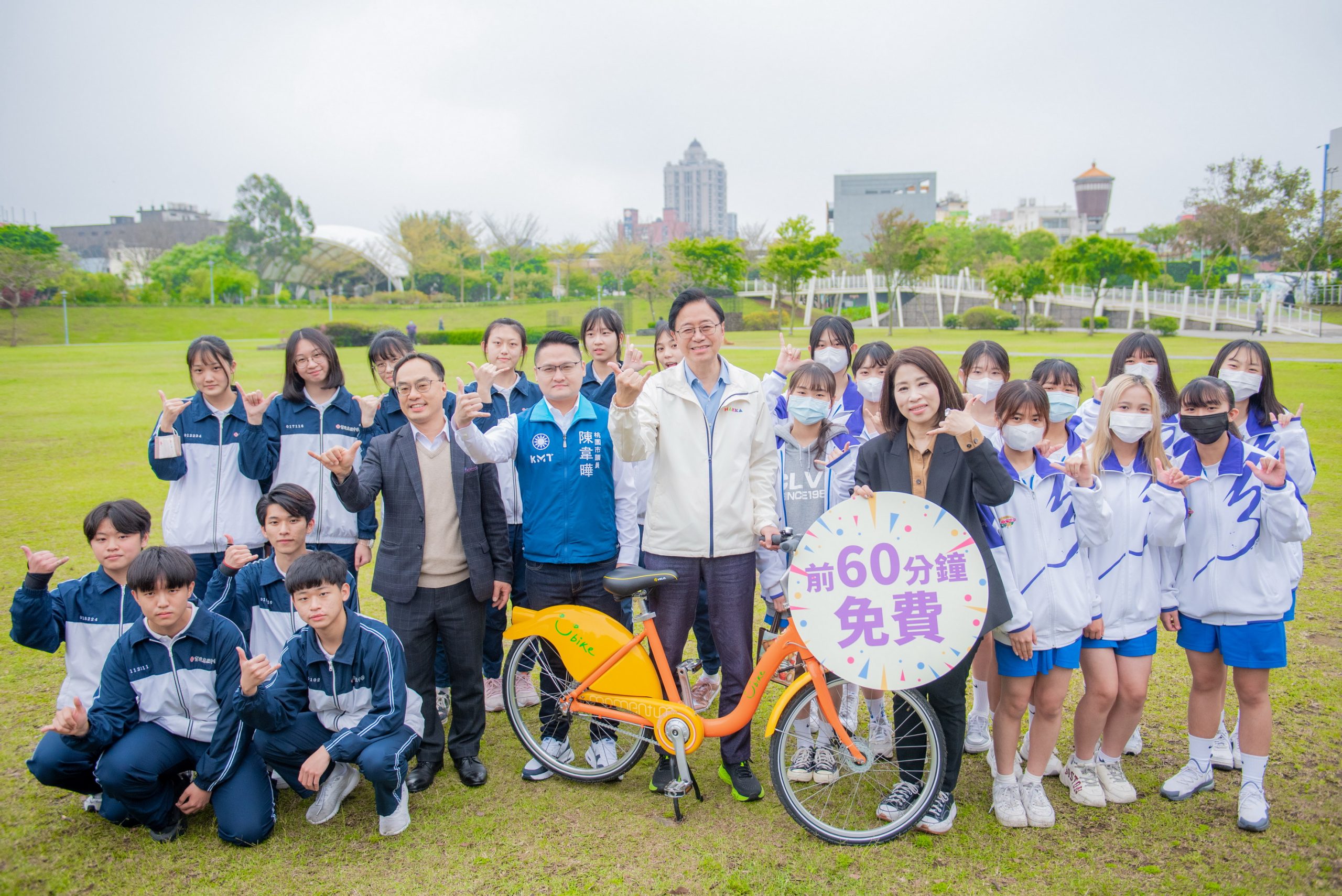 宣布政策利多,張善政前往平鎮新勢公園親自出席「YouBike前60分鐘免費騎乘宣傳行銷活動」。(桃園市政府提供)