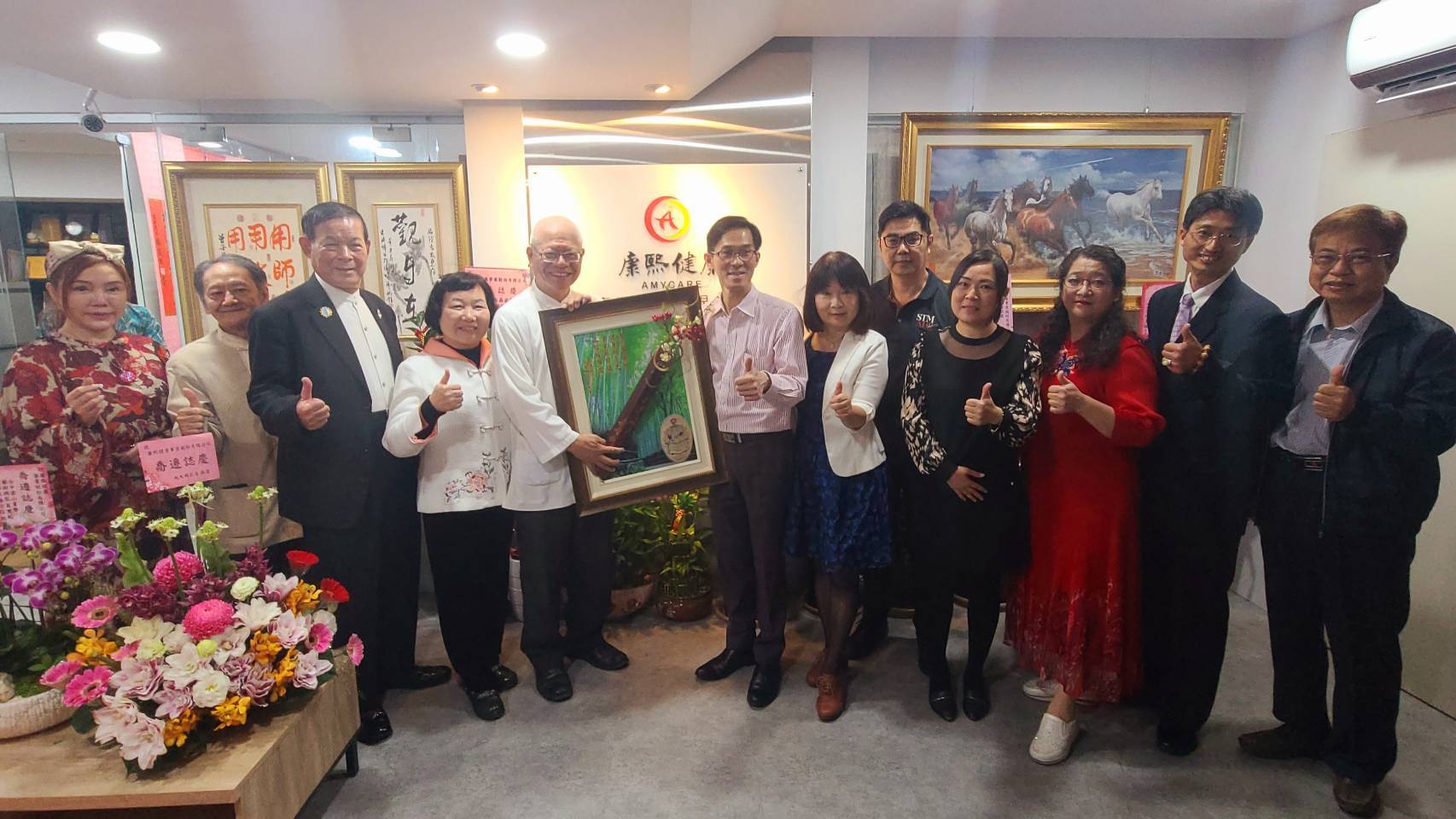「康熙健康事業」舉辦喬遷開幕,各界藝術名流獻上畫作及墨寶祝福。(記者徐煜勝攝)