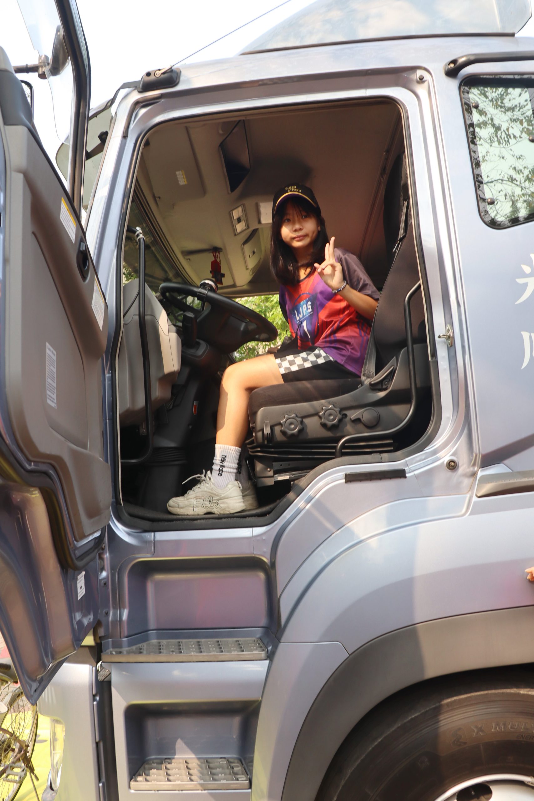 大型貨櫃車與大型氣墊溜滑梯入校 苓洲國小「最霸氣的兒童節禮物」