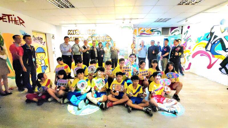 漾新聞|全國首座「雄讚體驗教育基地」三民高中啟用 體感生存射擊飛行模擬掃毒娃娃機都入列