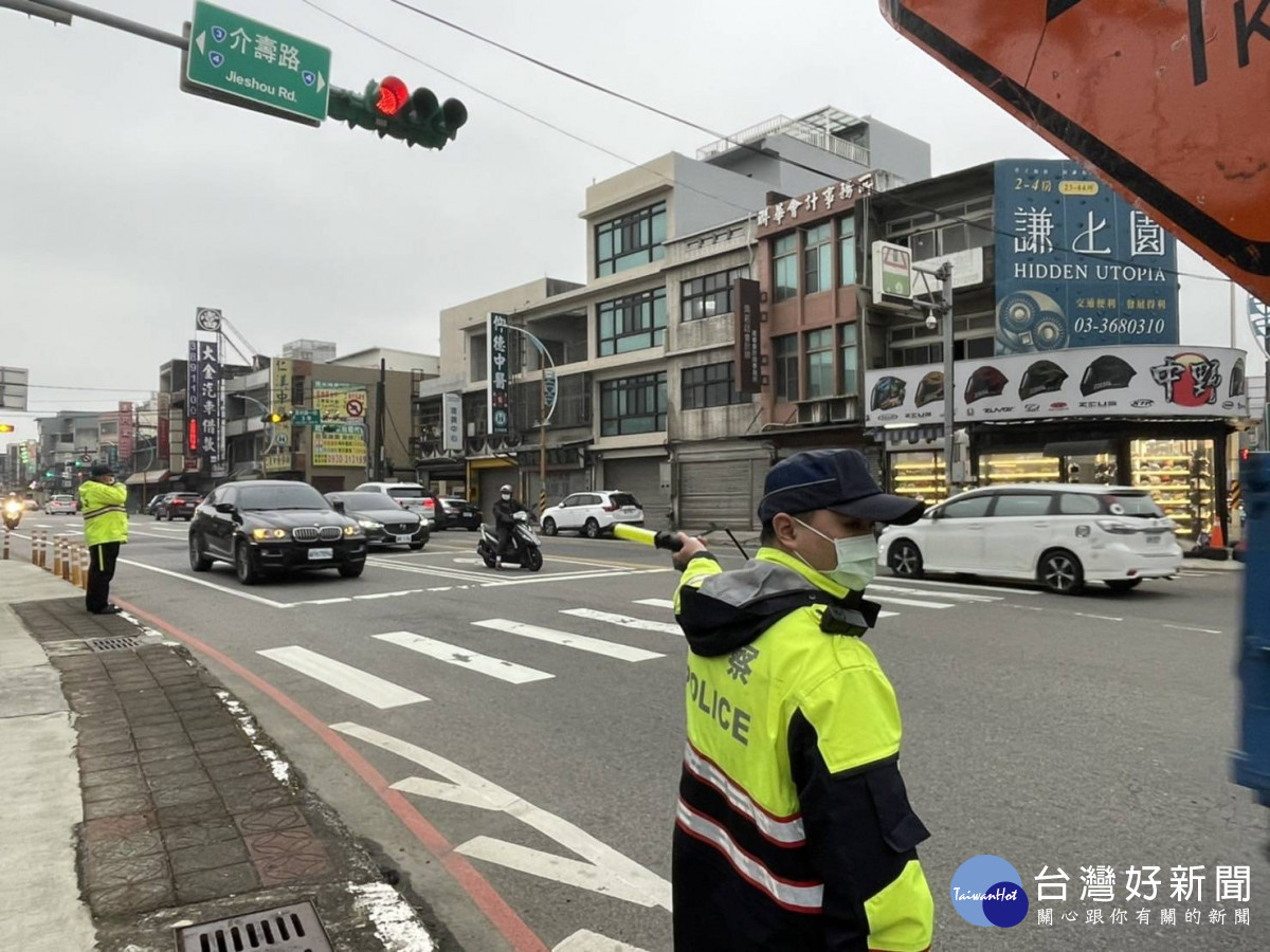 大溪分局呼籲民眾務必配合執勤員警之疏導作為，以維交通秩序與順暢。<br /><br /> <br /><br /> 