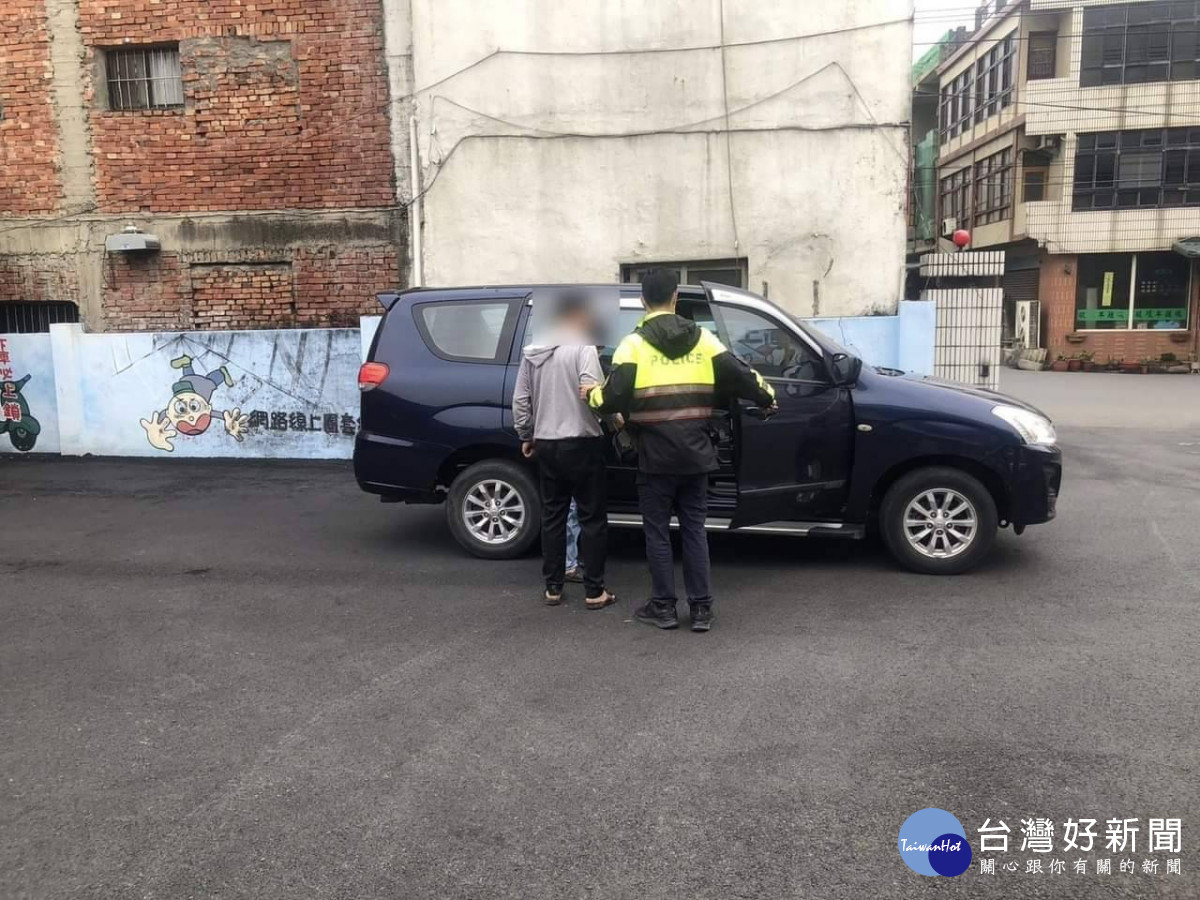 警方將酒醉路倒男子帶回派出所休息/警方提供