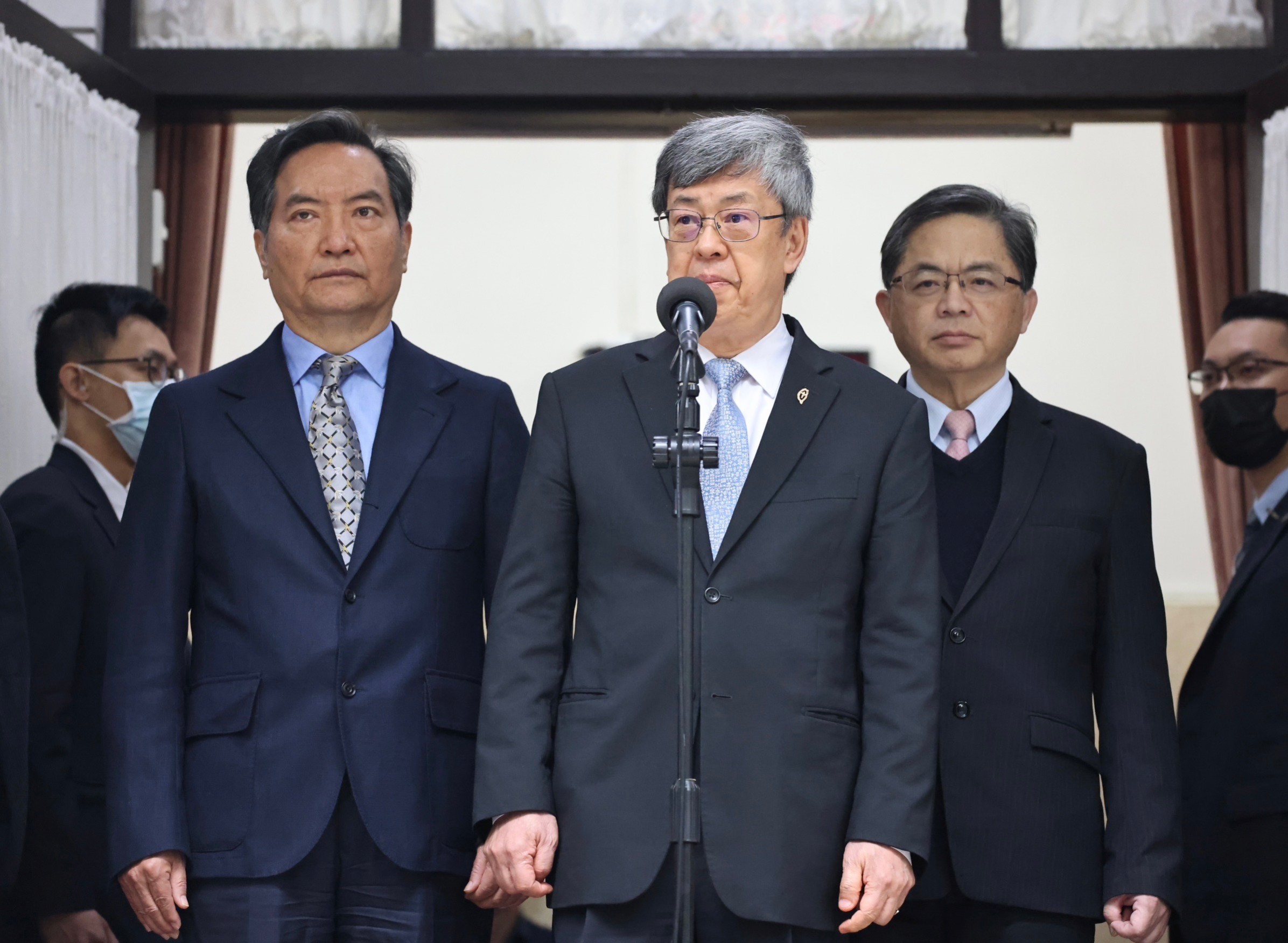 前總統馬英九稱讚中方防疫有成,行政院長陳建仁(中)今受訪時指如此屈從、附和中國用心為何?林啟弘攝