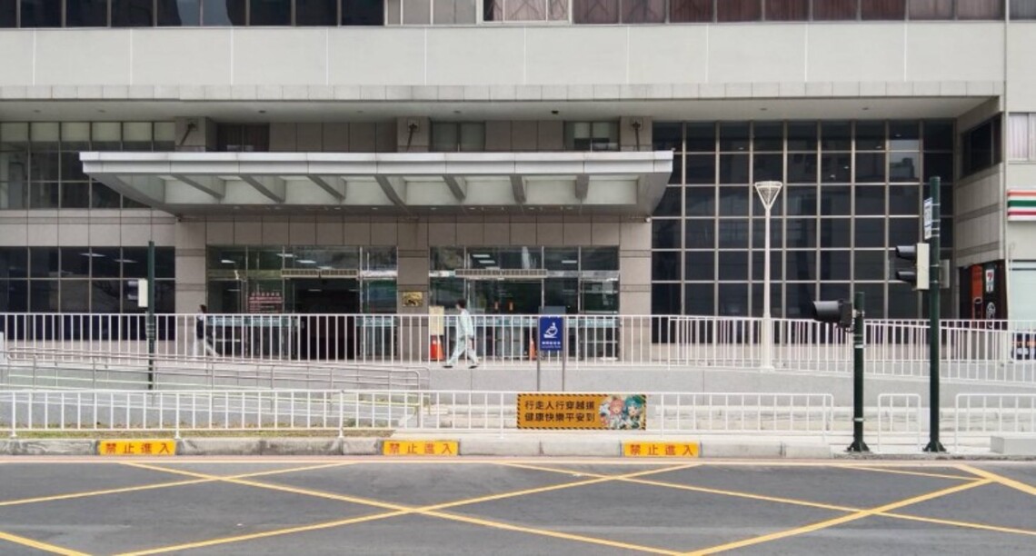 輕軌C22聯合醫院站軌道區欄杆設置完成,民眾進出院區請行走中華一路口行穿線