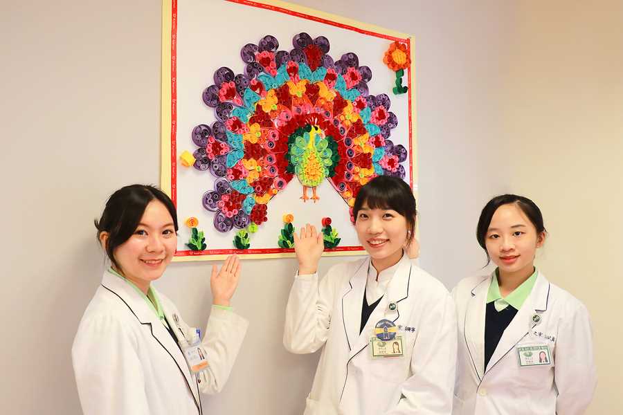 楊珊寧社工師(中)在主管與團隊支持下,順利推展多場圓夢計劃。