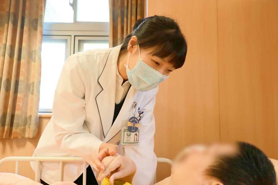 楊珊寧社工師秉持專業與溫暖陪伴住民。