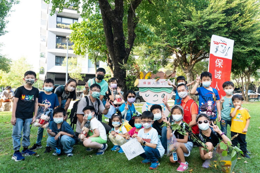 保誠人壽舉辦親子工作坊,邀請保戶與員工帶著孩子放下3C產品、走入社區體驗自然。(保誠人壽提供)