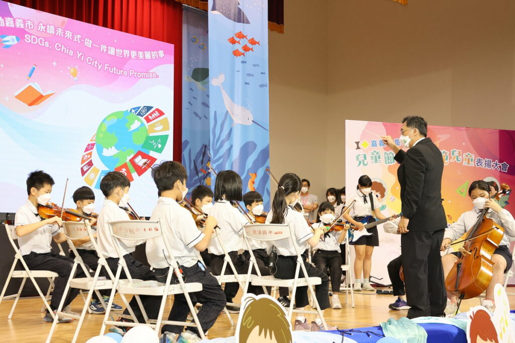 弦樂團結合流行熱音演出