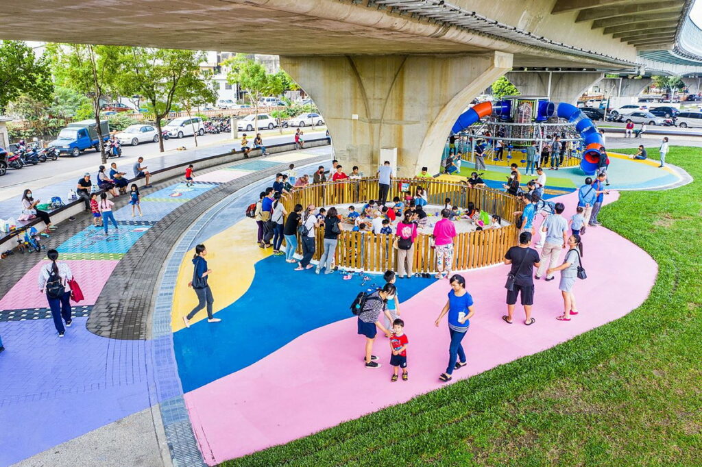 番仔溝公園機器人帶狀全齡遊戲場