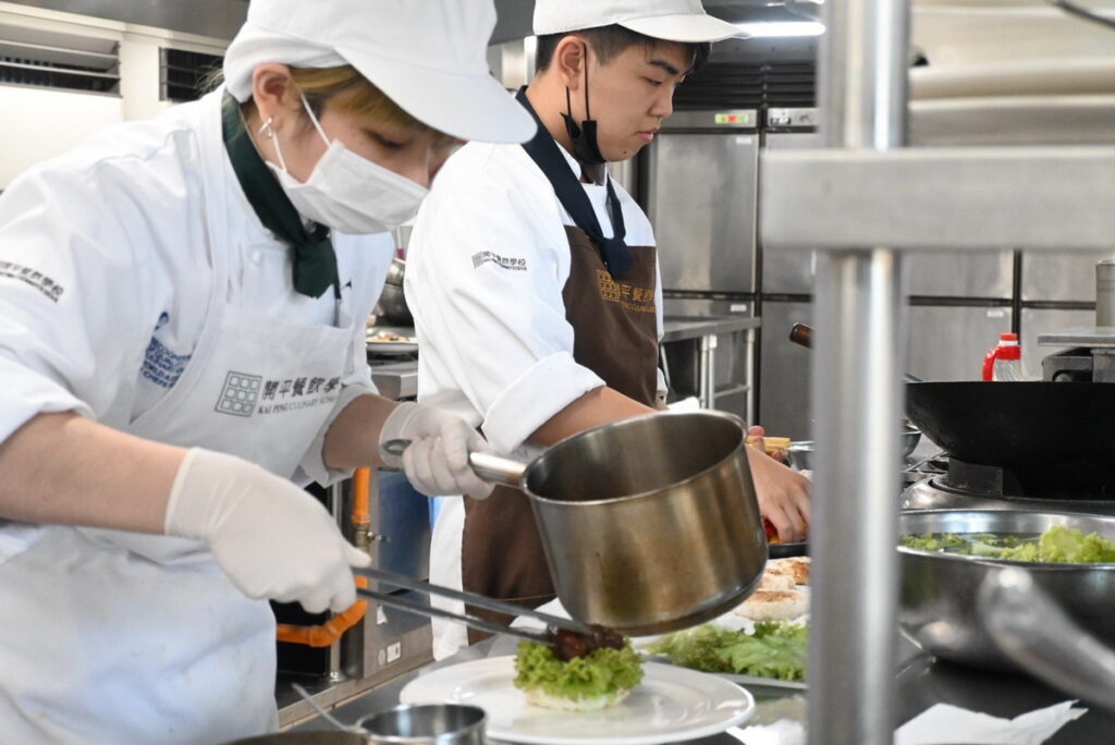 開平餐飲學校國際部進行公益行動方案菜色試作。開平餐飲學校/提供