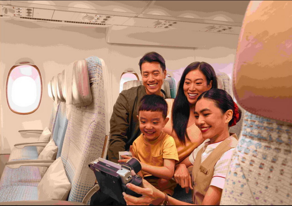 阿聯酋航空機組人員使用拍立得,替兒童旅客捕捉飛行途中的特殊時刻,並裝在限量版相框中作為紀念品