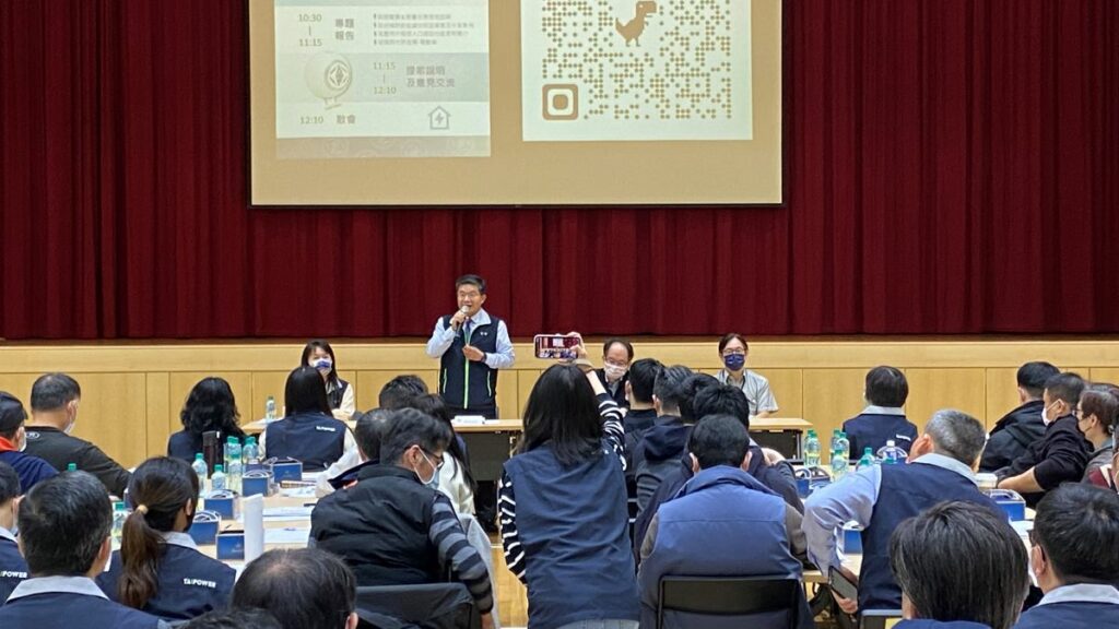 北南區處處長黃銘宏說明，自112年1月起正式實施「新尖離峰時間電價」，希 望用戶在用電時段上能夠配合台電的尖離峰時段作出調整。