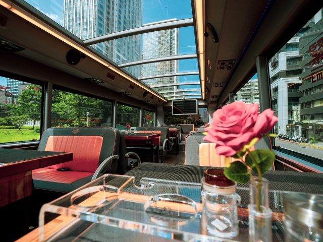 雙層餐車沿途行經指標性景點，讓民眾飽覽城市風光之餘同時品嘗五星級美食。