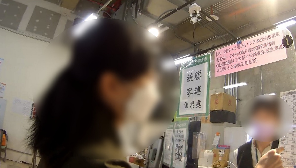 ▲ 員警載著韓籍女子直奔客運站,買到最近一班趕往桃園機場的車票 (圖/台中市警察局 提供)