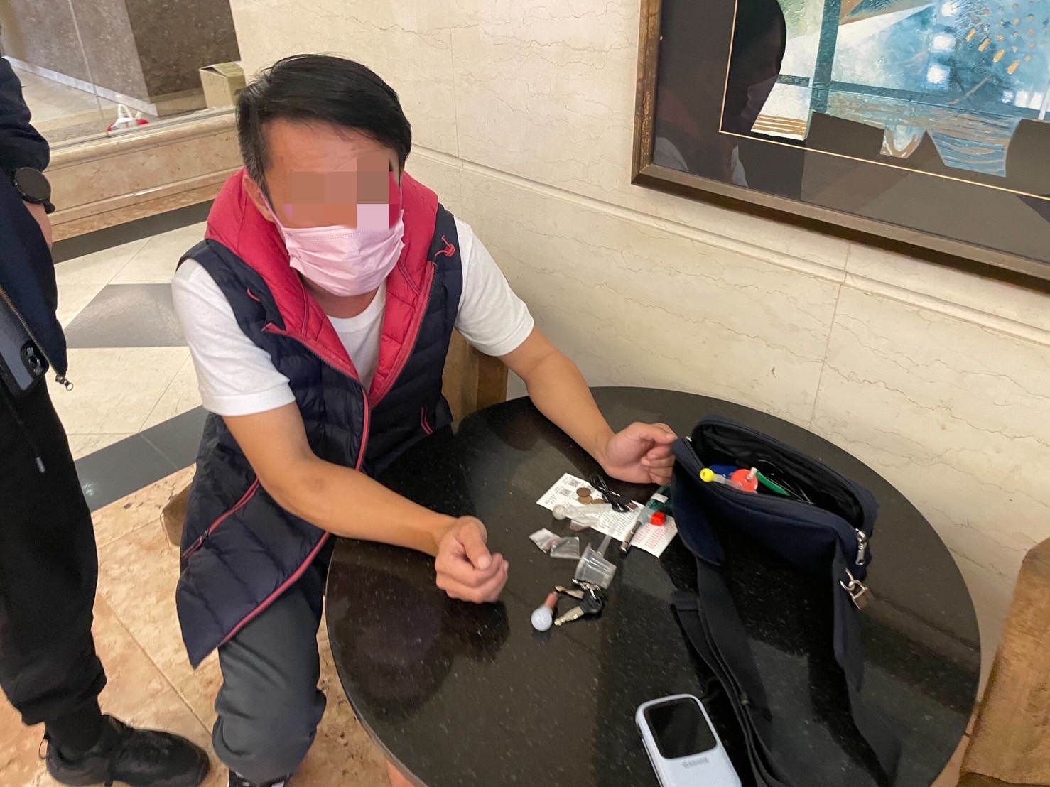 ▲ 鄧嫌躲旅宿欲解毒癮,想不到遭查訪旅宿的眼尖員警一眼鎖定 (圖/台中市警察局 提供)