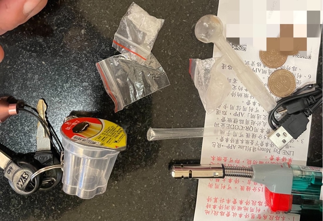 ▲ 鄧嫌眼見插翅難飛,無奈交付攜帶的毒品安非他命和吸食器 (圖/台中市警察局 提供)