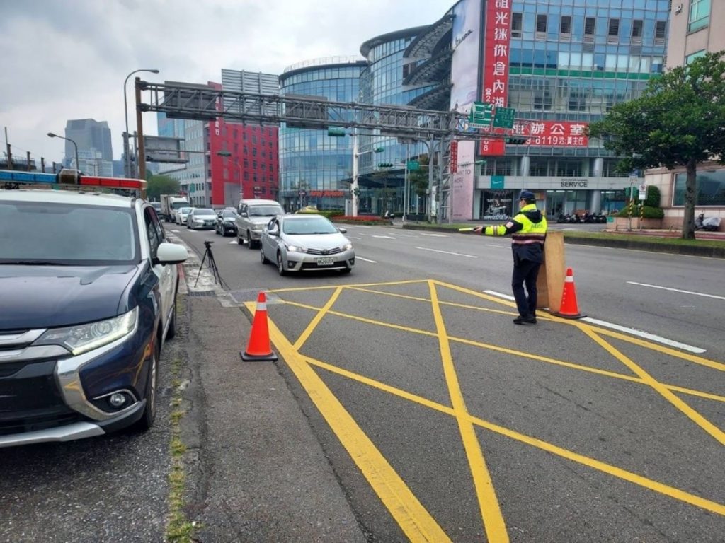 內湖分局員警執行高乘載管制勤務