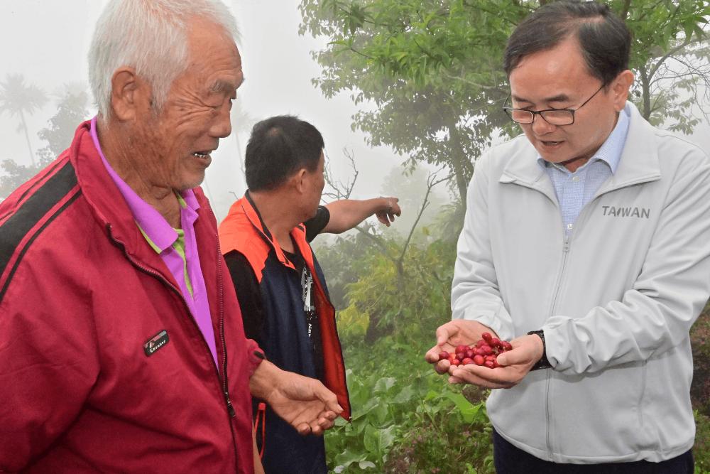 推廣藝伎咖啡!劉櫂豪爭取659萬補助太麻里農會 80 劉櫂豪爭取659萬元補助協助太麻里農會成立美和咖啡推廣中心