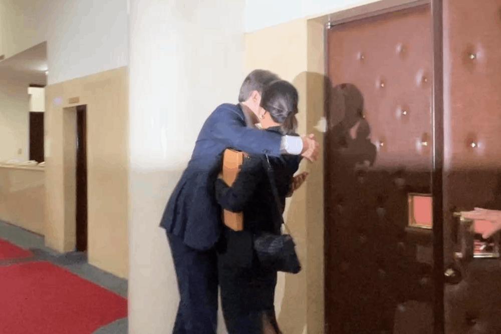 夫婿給吳欣盈愛的擁抱
