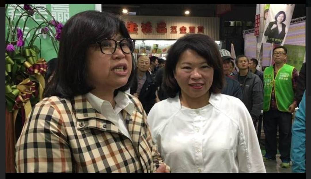 (右)黃敏惠市長為嘉義市的常勝軍政通人和之特質值得(左)王美惠立委學習。(取自網路)