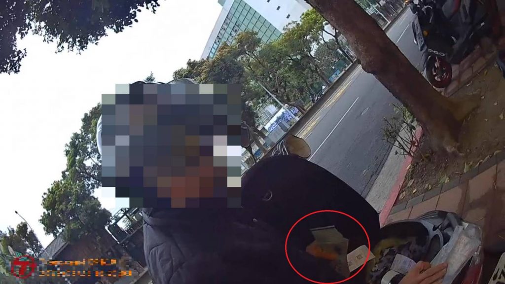 車廂內有大筆現金,引起員警注意。(記者林金聖翻攝)