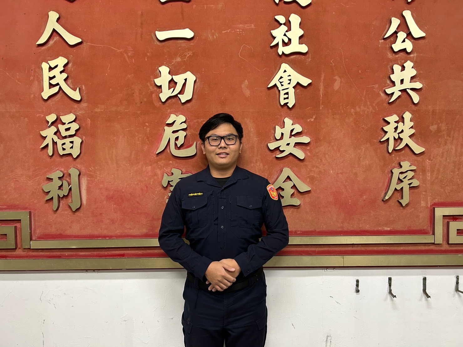 萬芳所員警林于禮速將誤入交流道的老婆婆載離免釀禍。(記者黃荷琇翻攝)