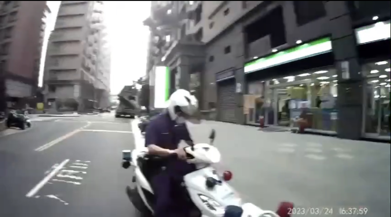 新莊分局中平所員警火速到場。(記者戴昱弘翻攝)