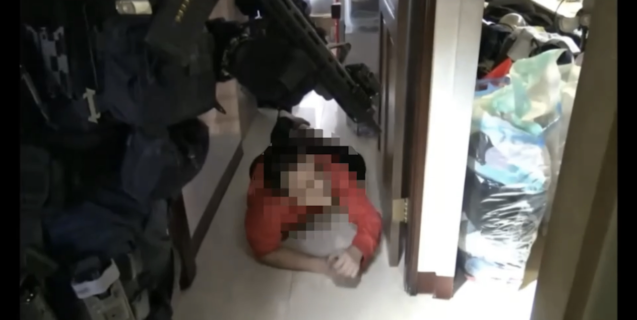專案小組警方喝令明仁會份子趴下。(記者戴昱弘翻攝)