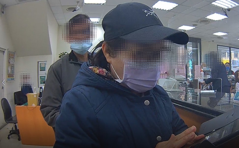 賣水果老婦被詐騙匯款。(記者戴昱弘翻攝)