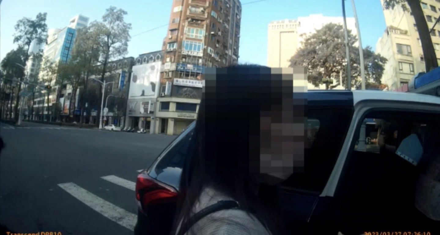 一早開心出門去旅遊 不料交通違規遇警攔查，車內詐欺通緝犯身分意外曝光遭逮送辦！