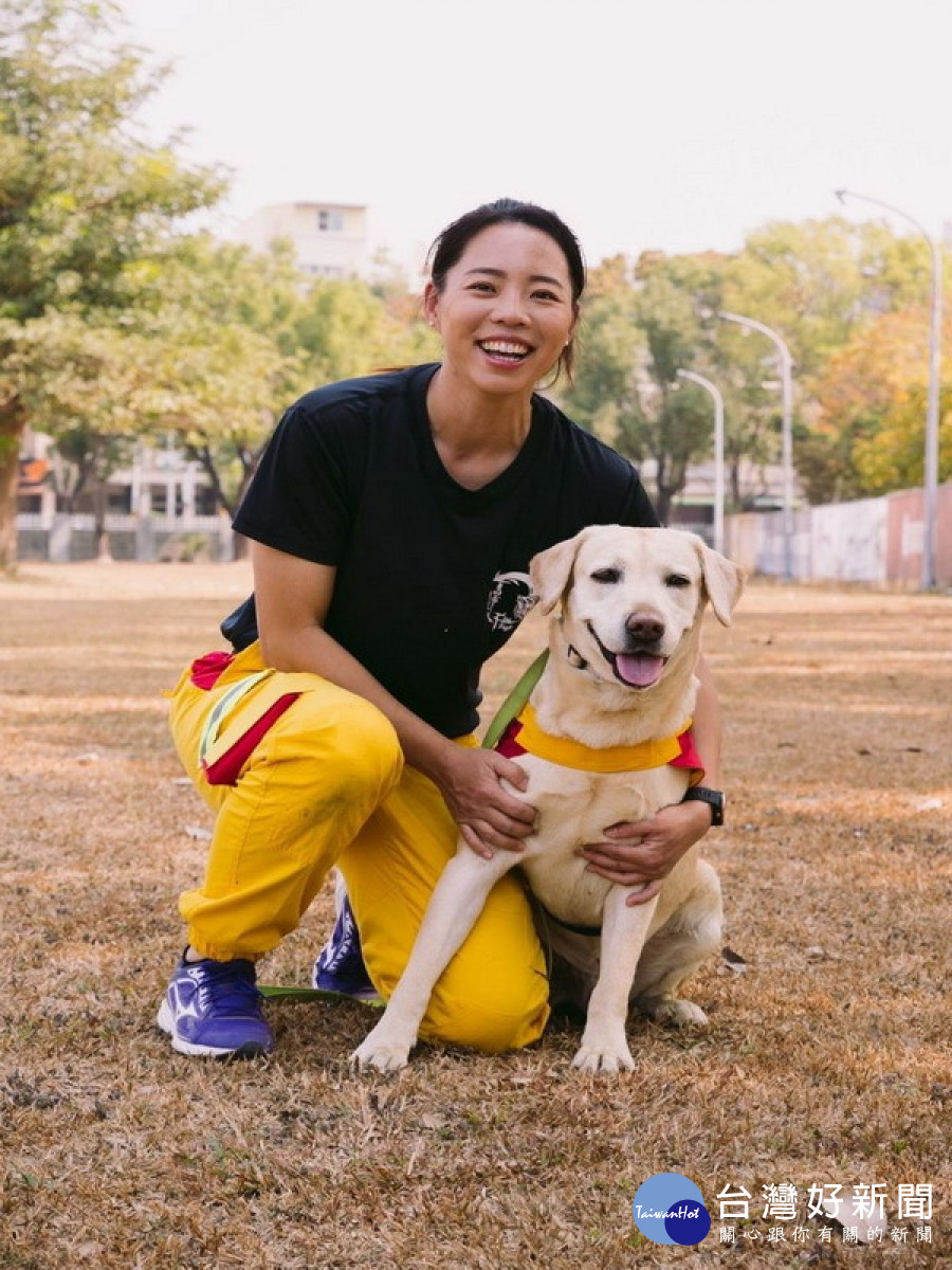 ▲高市政府消防局特別出動超萌的「消防搜救犬」拍攝30秒短片。（圖／記者 許高祥 翻攝）
