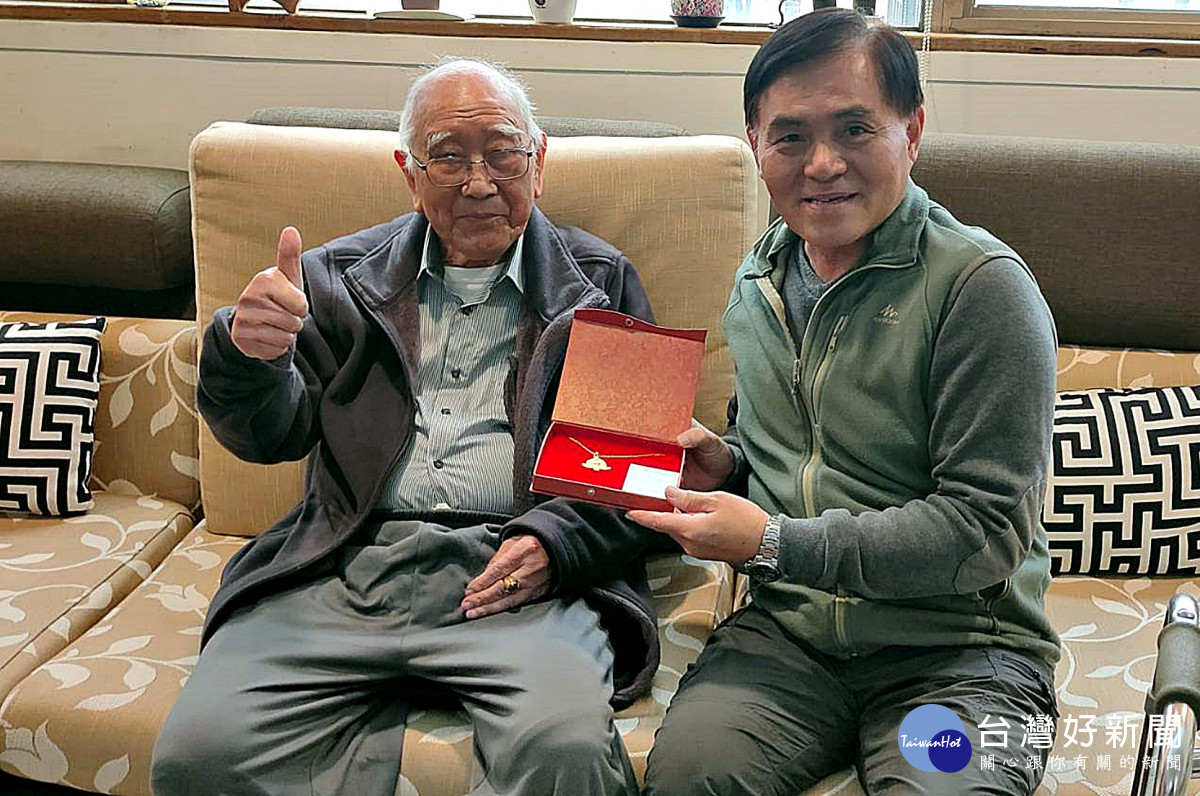 桃園市榮服處探視百歲榮民葛振華 送金牌及總統、院長賀匾祝壽