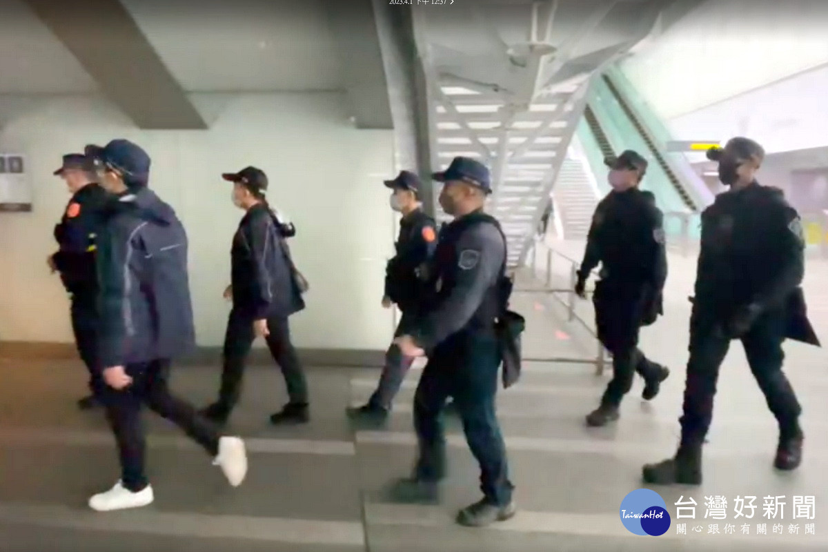 桃園捷警隊展開安全巡檢作業,同時在全線車站公共區域及各班列車加強巡檢。