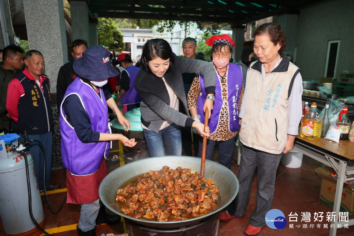 許淑華縣長參與梅子節料理體驗。(記者吳素珍攝)