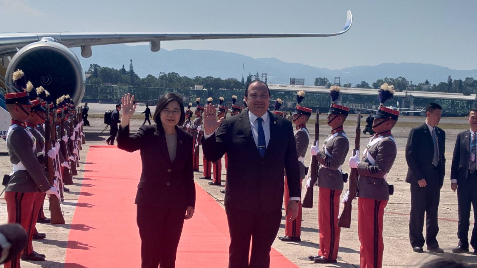 蔡英文在當地時間下午2時搭乘專機抵達瓜地馬拉，瓜國外長步卡羅接機。蘇聖怡攝