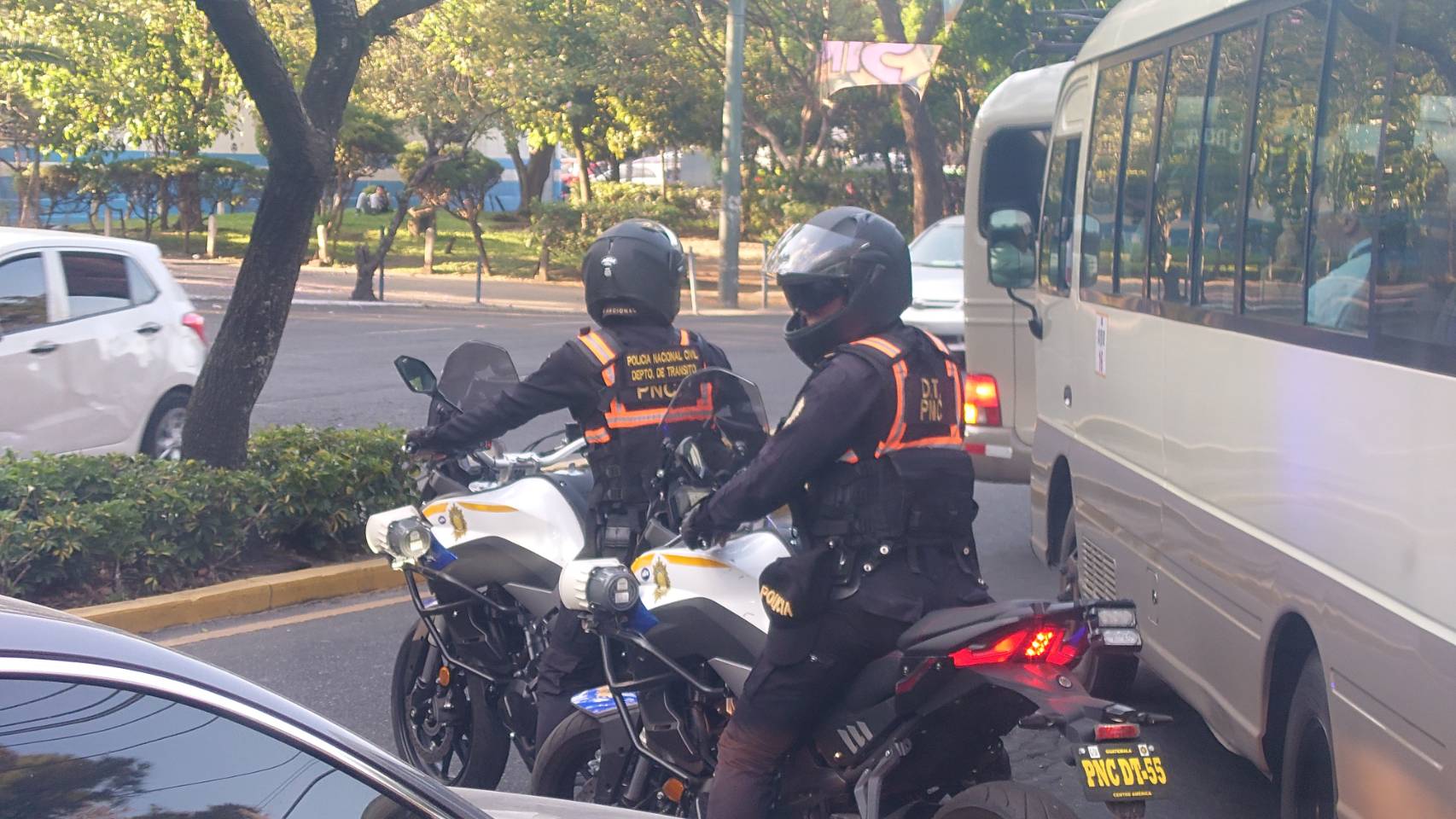 瓜國警車開道,摩托車在車陣中穿梭。蘇聖怡攝