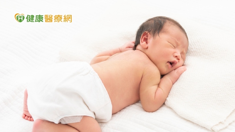 寶寶頭歪歪好可愛? 當心「斜頸症」與「扁頭畸形」