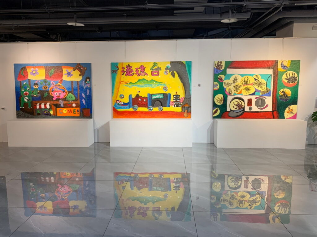 展場入口用三幅大型集體創作壓克力彩畫,小小藝術家們運用創意與想像充分表現出這次展覽主軸。