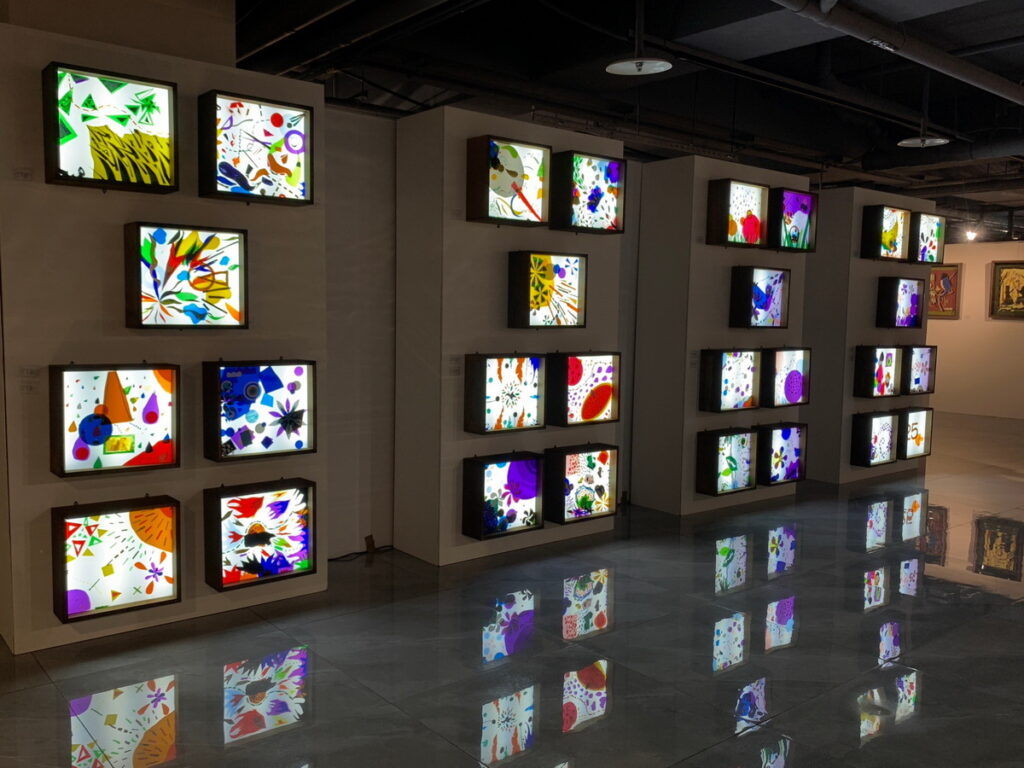展場作品類別相當豐富多元,包含繽紛吸睛的壓克力燈箱以及羊毛氈創作。
