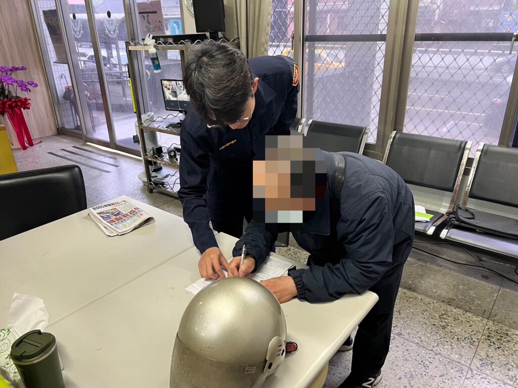 警察也會投入鄰里社區關懷弱勢族群,並適時提供慰問及轉介服務,使貧病、孤苦無依或生活陷入困頓者獲得妥適之照顧