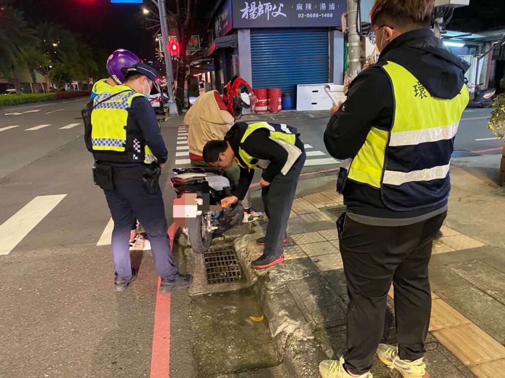 樹林警方為杜絕汽機車噪音擾人清夢及防制危險駕車,昨(31)日聯合新北市環保局於轄內八德地下道實施威力取締噪音、改裝車輛