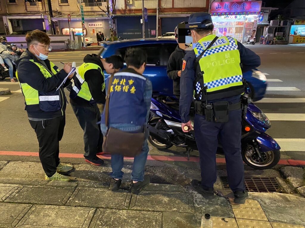 樹林警方為杜絕汽機車噪音擾人清夢及防制危險駕車,昨(31)日聯合新北市環保局於轄內八德地下道實施威力取締噪音、改裝車輛