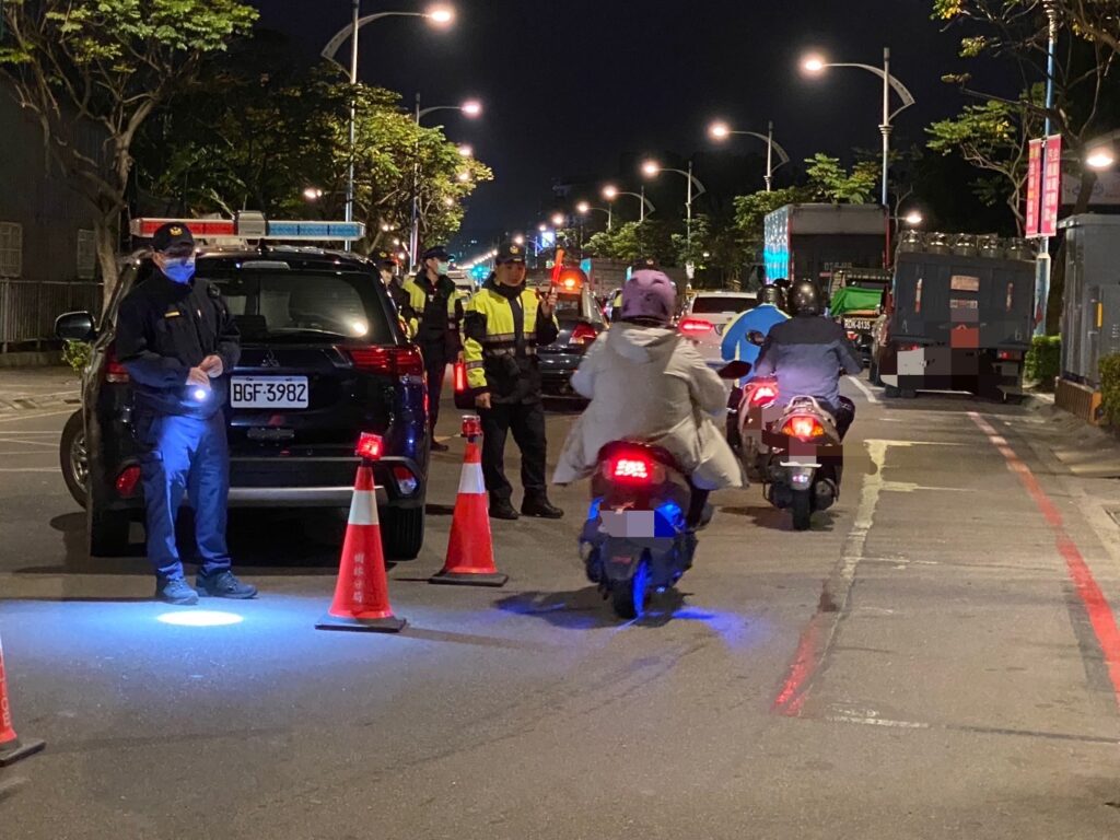 樹林警方為杜絕汽機車噪音擾人清夢及防制危險駕車,昨(31)日聯合新北市環保局於轄內八德地下道實施威力取締噪音、改裝車輛