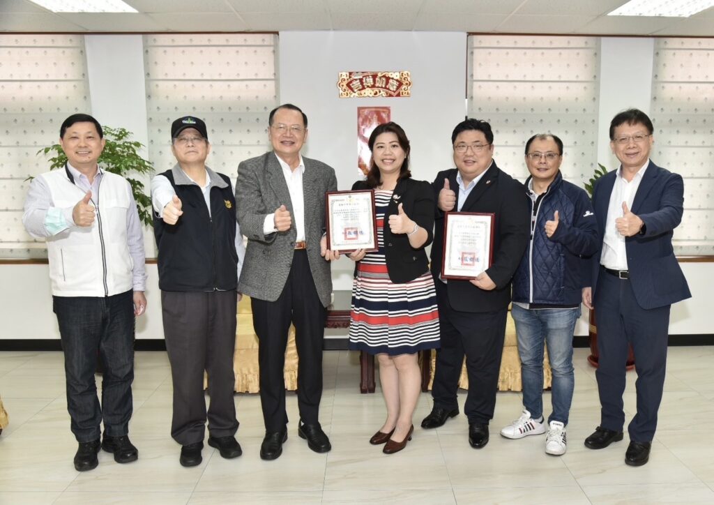 基隆市警局張樹德局長頒發感謝狀給威傳媒林志毅社長及執行總編林惠婷女士
