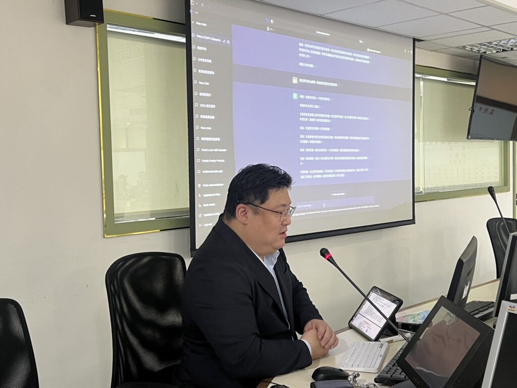 威傳媒社長林志毅在課程中講解如何在數位時代有效率傳達新聞,並運用新科技檢視校正潤稿