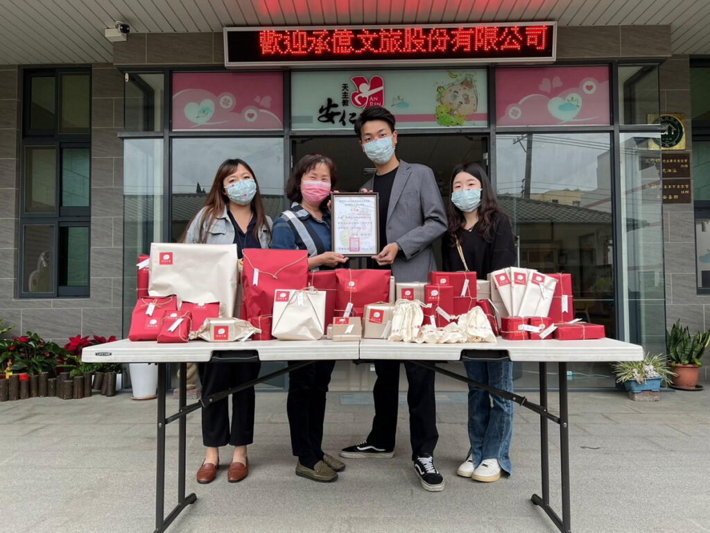 承億文旅集結全台54位夢天使將小朋友許下的願望，溫暖傳達給孩童。（左為嘉義縣安仁家園督導黃秋媛，右為承億文旅行銷整合處處長凃宏昇）