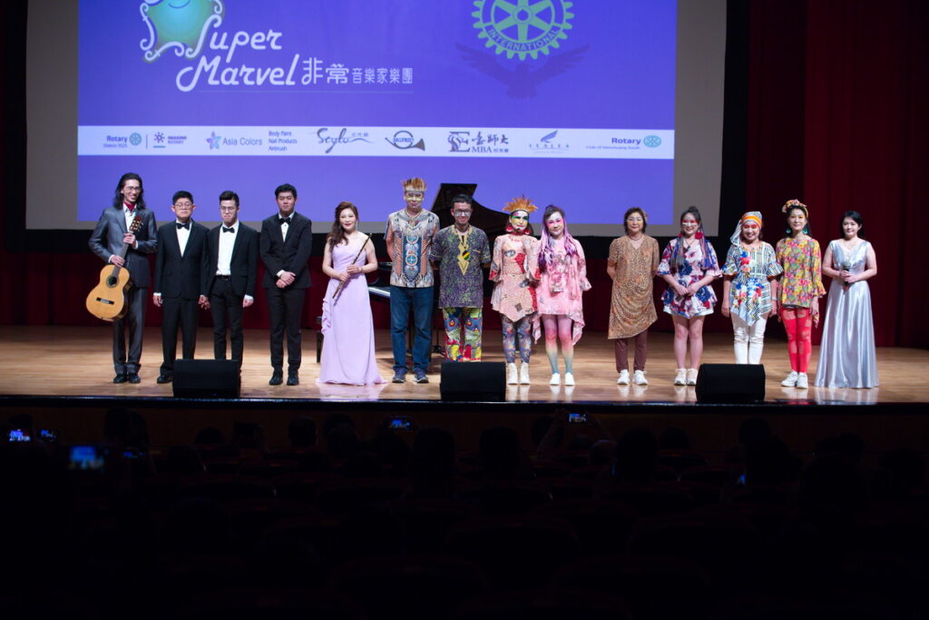 星光音樂會圓滿落幕,所有表演者一起上台謝幕