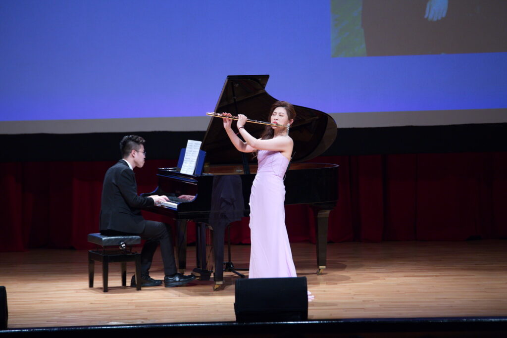 長笛演奏家華姵,和非常音樂家王榮堅合作演出比才的卡門幻想曲,默契十足演繹高難度曲目,效果令人驚豔