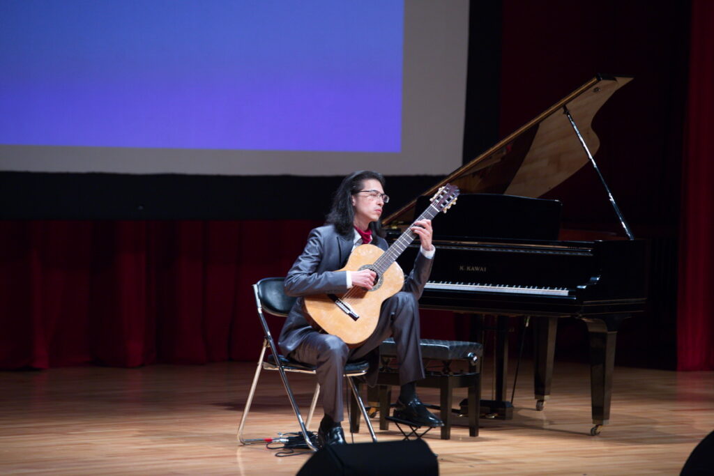 吉他演奏家劉士堉和非常音樂家王榮堅合作演出,搭配得天衣無縫,台下掌聲不斷